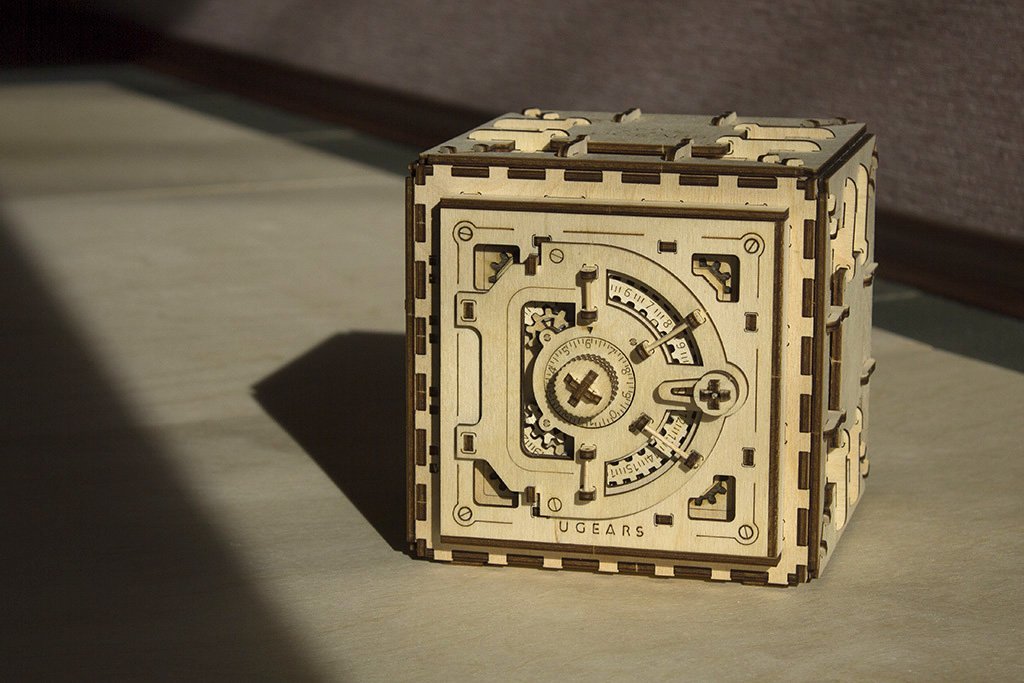 UGEARS Model Safe Kit 3D Wooden Puzzles for Adults - Wooden Model Kits for Adults - Mechanical Safe Puzzle Box, 3D Puzzles for Adult, DIY Wooden Model, Brain Teaser Hobby Gift Set for Fathers Day