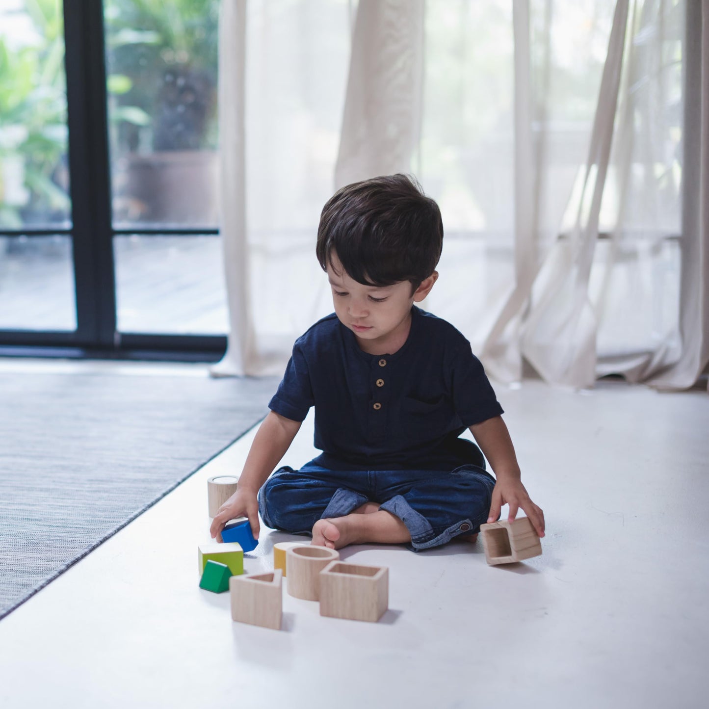 PlanToys® Geo Matching Blocks Wooden Shape Sorting Toy for Kids Ages 2+ | Montessori Activity for Colour Learning, Spatial Reasoning & Fine Motor Skills | Eco-Friendly Educational Toy