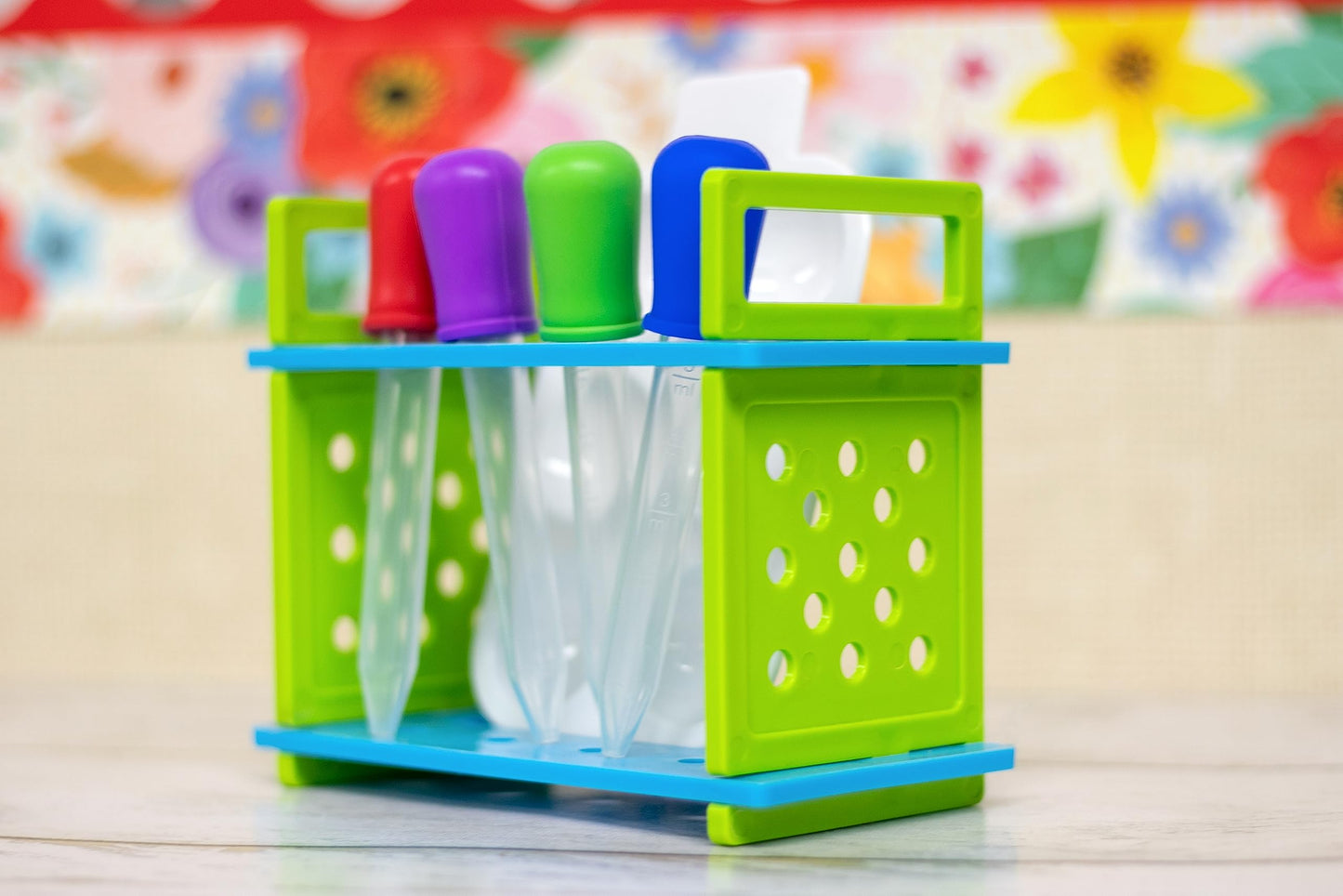 Teacher Created Resources Up-Close Science: Eyedroppers & Spot Plates Activity Set (TCR20367)