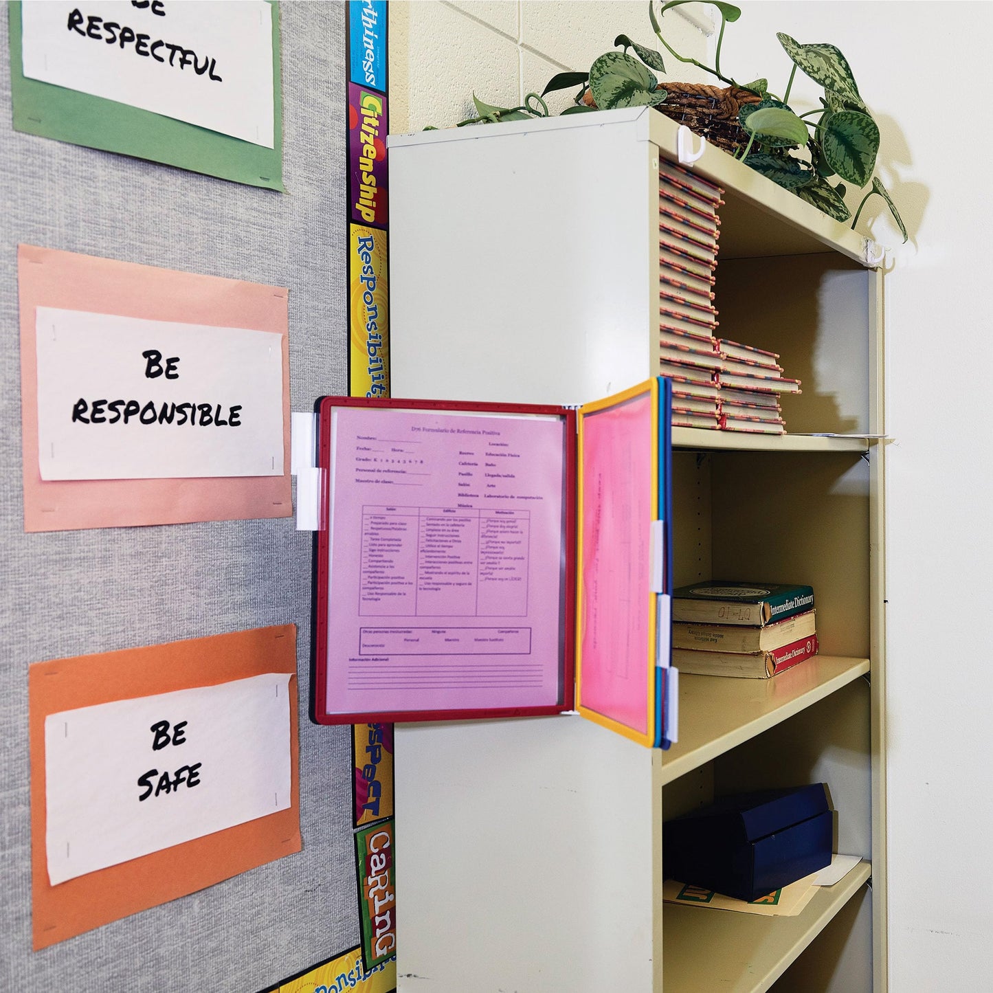 Durable Vario Wall Reference System, 5 Panels, Letter, Asst. Borders And Panels